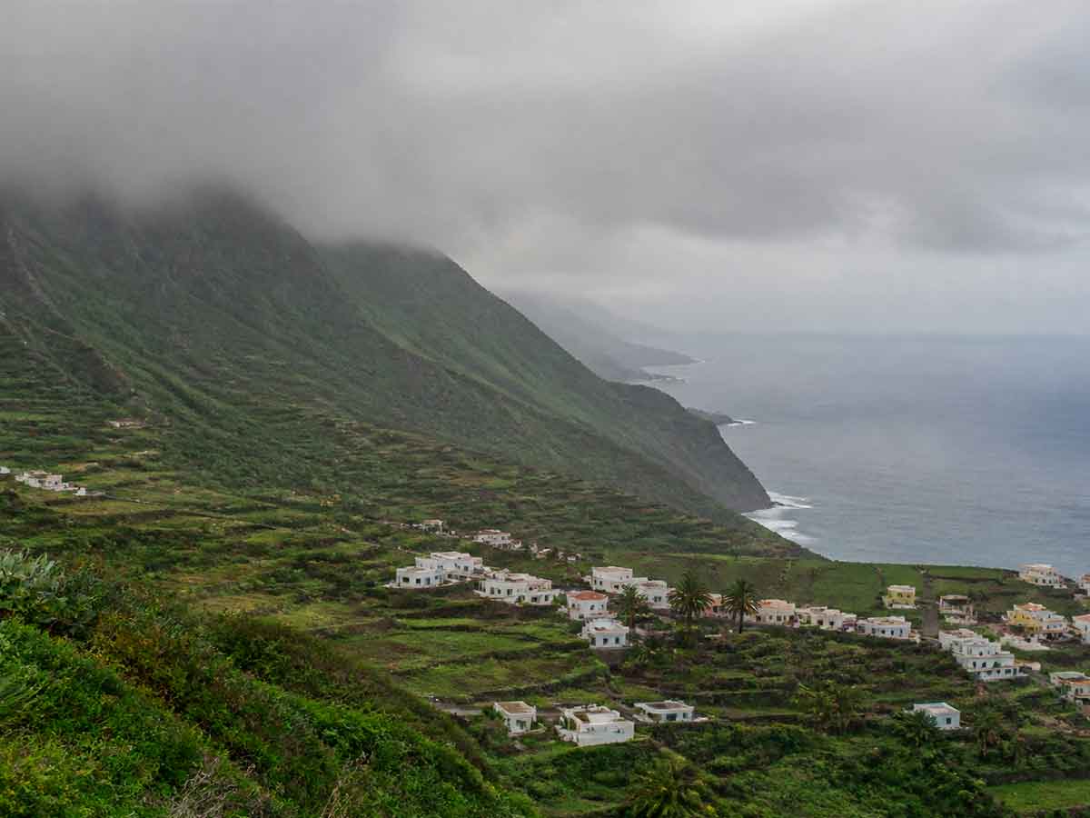 Paisaje del norte de Tenerife con bruma, de donde sale la tienda de vinilos Monky Records